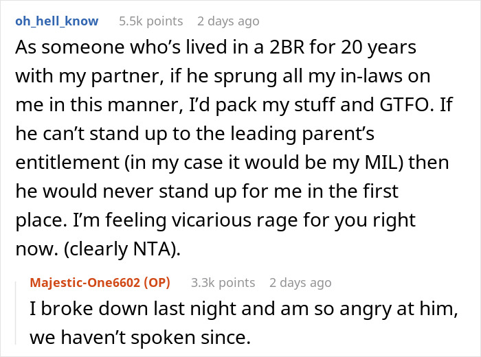 Extracto de comentarios en línea sobre una esposa que se siente herida y faltada al respeto después de que el esposo aprueba la estadía prolongada de la familia sin preguntarle.