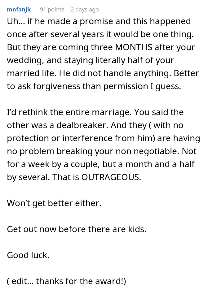 Captura de pantalla de un comentario de Reddit en el que se habla de una esposa que se siente herida y faltada al respeto porque su marido aprueba la larga estancia de la familia sin preguntar.