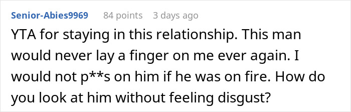 Una mujer que parece molesta mientras está sentada en un sofá, reflejando dolor y sintiéndose irrespetada después de que la familia de su marido aprobara su estadía.
