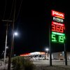 Los precios de la gasolina y el diésel se muestran en un Pilot Travel Center el 17 de marzo de 2026 en Pyote, Texas.