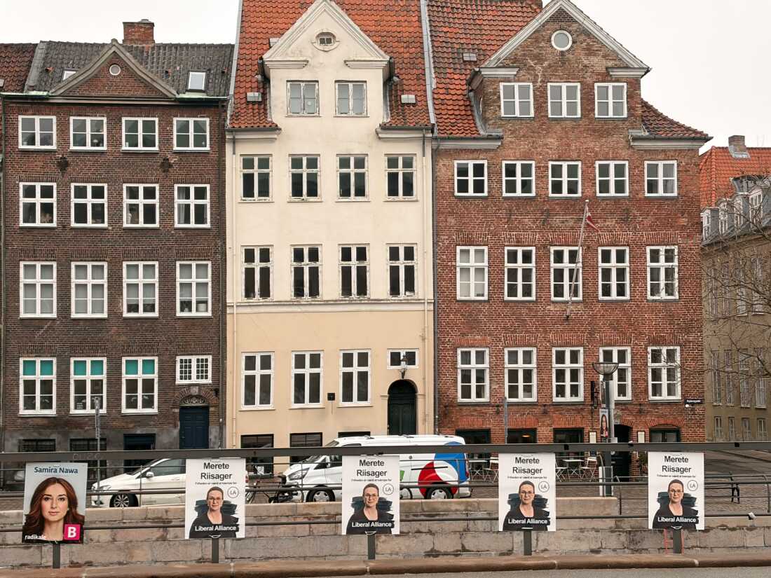 Carteles de campaña parlamentaria se alinean en las calles de Copenhague, la capital de Dinamarca.