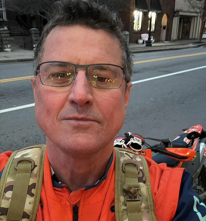 Vecino involucrado en pelea con la estrella de Reacher, Alan Ritchson, compartiendo su bando en medio de fuentes en disputa en una calle de la ciudad.