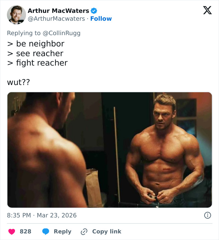 Hombre musculoso sin camisa mirándose en el espejo, vinculado a un vecino en una pelea con la disputa de la historia de la estrella de Reacher, Alan Ritchson.