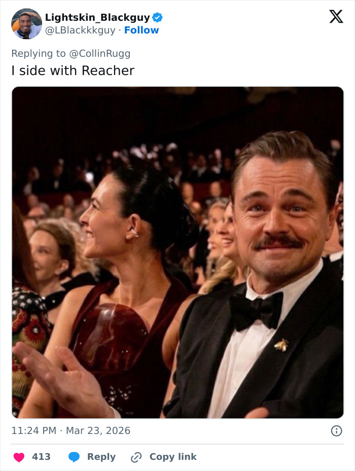 Hombre con esmoquin sonriendo en un evento con multitud al fondo, relacionado con la historia de un vecino en pelea con la estrella de Reacher, Alan Ritchson.