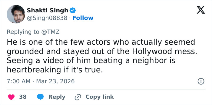 Captura de pantalla de una respuesta de Twitter que habla del vecino en pelea con la estrella de Reacher, Alan Ritchson, y la historia en disputa.