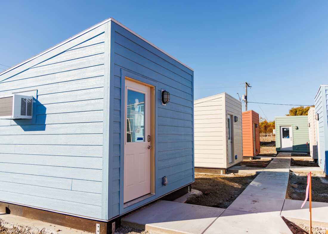 Hay 48 pequeñas cabañas en el pueblo de refugio The Bridge con capacidad para albergar a 56 adultos.