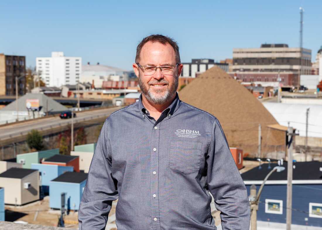 Matt Burgess, director ejecutivo de Home Sweet Home Ministries, tuvo la idea de The Bridge después de examinar cómo otras ciudades construyeron aldeas refugio para las personas que viven afuera.