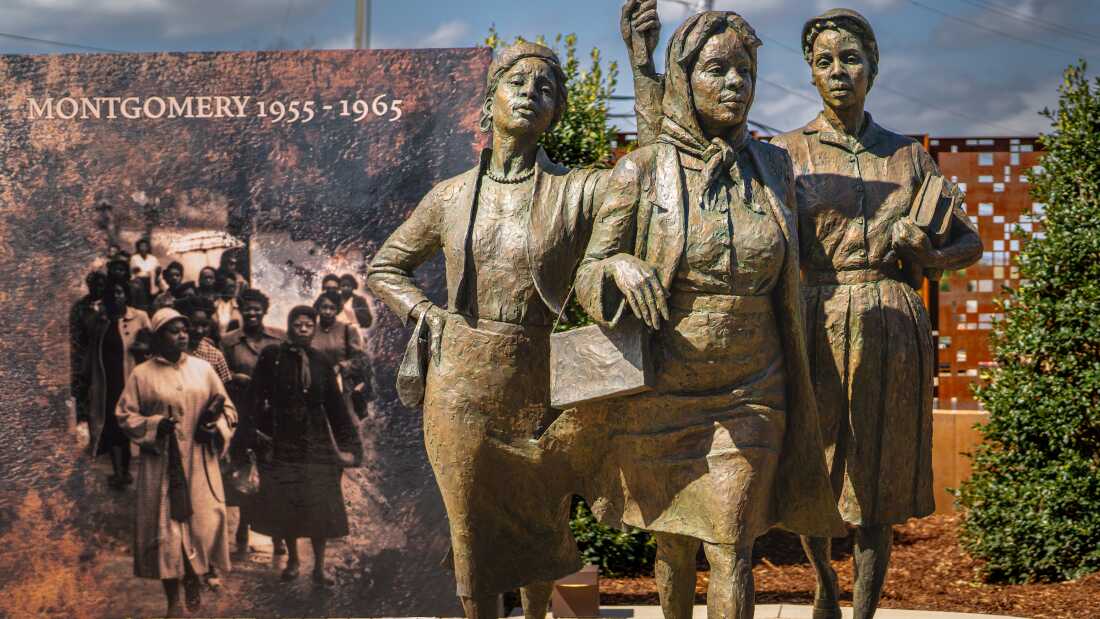 Un monumento en Montgomery Square rinde homenaje a las mujeres negras que lideraron el boicot a los autobuses de Montgomery.