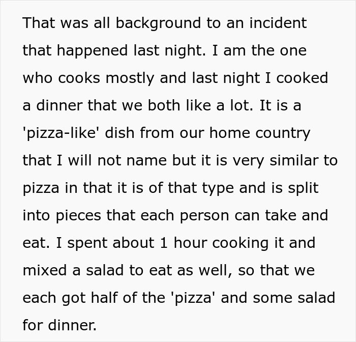 Extracto de texto que describe a un marido cocinando un plato casero parecido a una pizza y una ensalada antes de que el cruel comentario de una esposa embarazada cause sentimientos heridos.