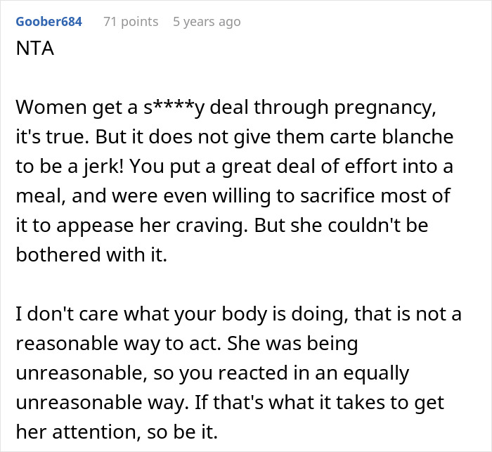Comente sobre el comportamiento cruel de la esposa embarazada y la reacción herida del esposo en una conversación en un foro en línea.