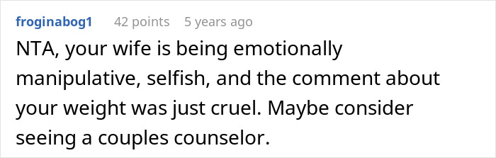 Comentario de Reddit llamando a la esposa embarazada emocionalmente manipuladora y cruel, sugiriendo terapia de pareja para el marido herido.