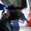 Un cliente llena combustible en su automóvil en Linden, Nueva Jersey, el 18 de marzo de 2026.