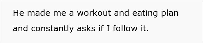 Imagen de texto que muestra una declaración sobre un hombre que persigue a una mujer y la regaña diariamente para que pierda peso con planes de ejercicio y alimentación.