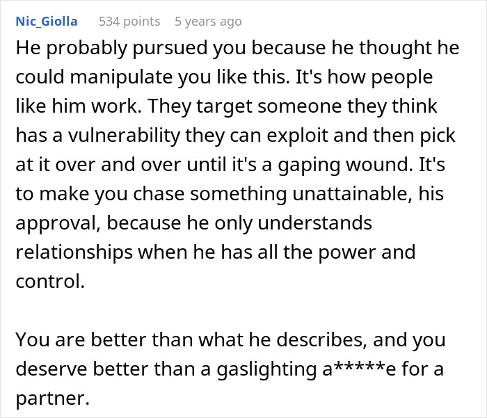 Comente sobre cómo un hombre persigue a una mujer para controlarla y regañarla todos los días para que pierda peso.