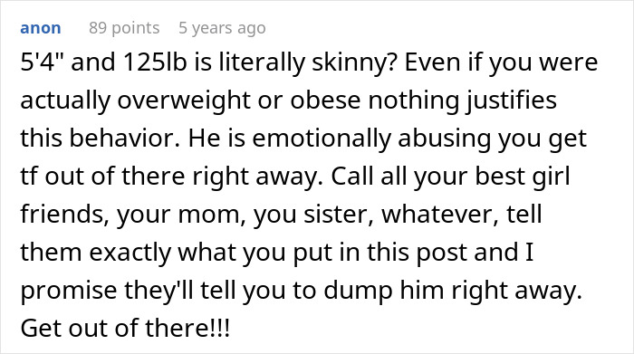 Comentario que advierte sobre el estrés emocional cuando un hombre regaña diariamente a su novia para que pierda peso, instándola a irse de inmediato.