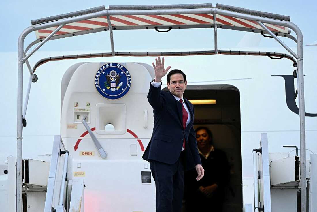 El secretario de Estado de Estados Unidos, Marco Rubio, saluda mientras aborda un avión del gobierno de Estados Unidos después de una reunión de Ministros de Relaciones Exteriores del G7 con países socios en el aeropuerto de Bourget en Le Bourget, en las afueras de París, el 27 de marzo de 2026.