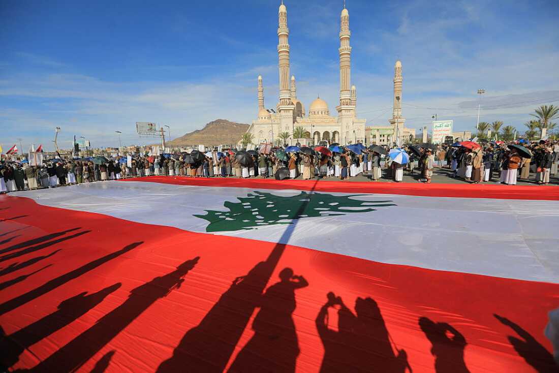 Los hutíes se manifiestan en solidaridad con Irán y el Líbano, en medio de la guerra entre Estados Unidos e Israel con Irán, en la capital yemení, Saná, el 27 de marzo de 2026.