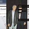 Este collage muestra una foto de Jeffrey Epstein de pie con Donald Trump junto con un archivo de Epstein muy redactado y una captura de pantalla del sitio web del Departamento de Justicia que dice: 