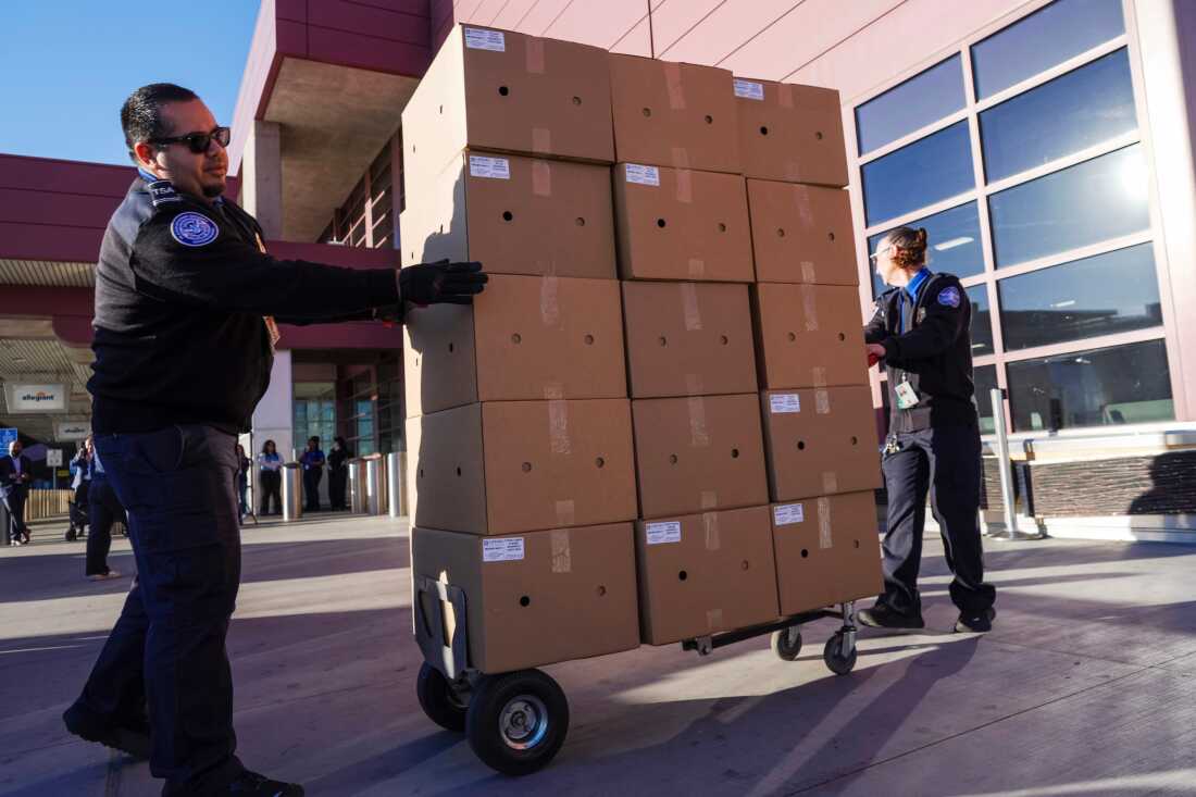 Los miembros del personal de la TSA en el Aeropuerto Internacional Harry Reid en Las Vegas descargan almuerzos donados de MGM Resorts el miércoles mientras continúa el cierre parcial del gobierno y los trabajadores dejaron de recibir cheques de pago.