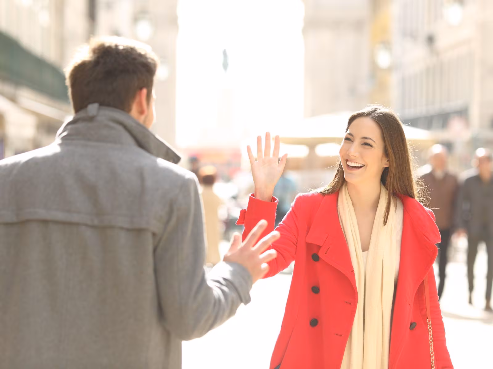 Decir “Buenos días” al llegar no es solo cortesía: es una manifestación de conexión humana, un acto de empatía y un reflejo de nuestro estado psicológico. | Crédito: Canva