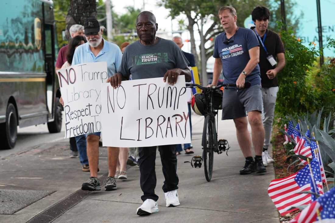 Marvin Dunn, centro, y otros residentes de Miami protestaron por la donación del Miami Dade College en noviembre. 