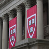 Pancartas de Harvard cuelgan frente a la Biblioteca Widener durante la 374a ceremonia de graduación de Harvard en Harvard Yard en Cambridge, Massachusetts.