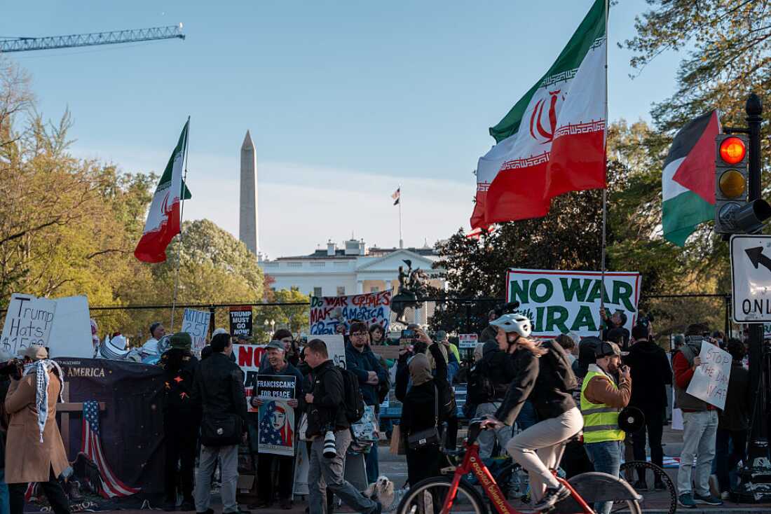Manifestantes que se oponen a la guerra con Irán se reúnen el martes frente al parque Lafayette, frente a la Casa Blanca en Washington, DC.