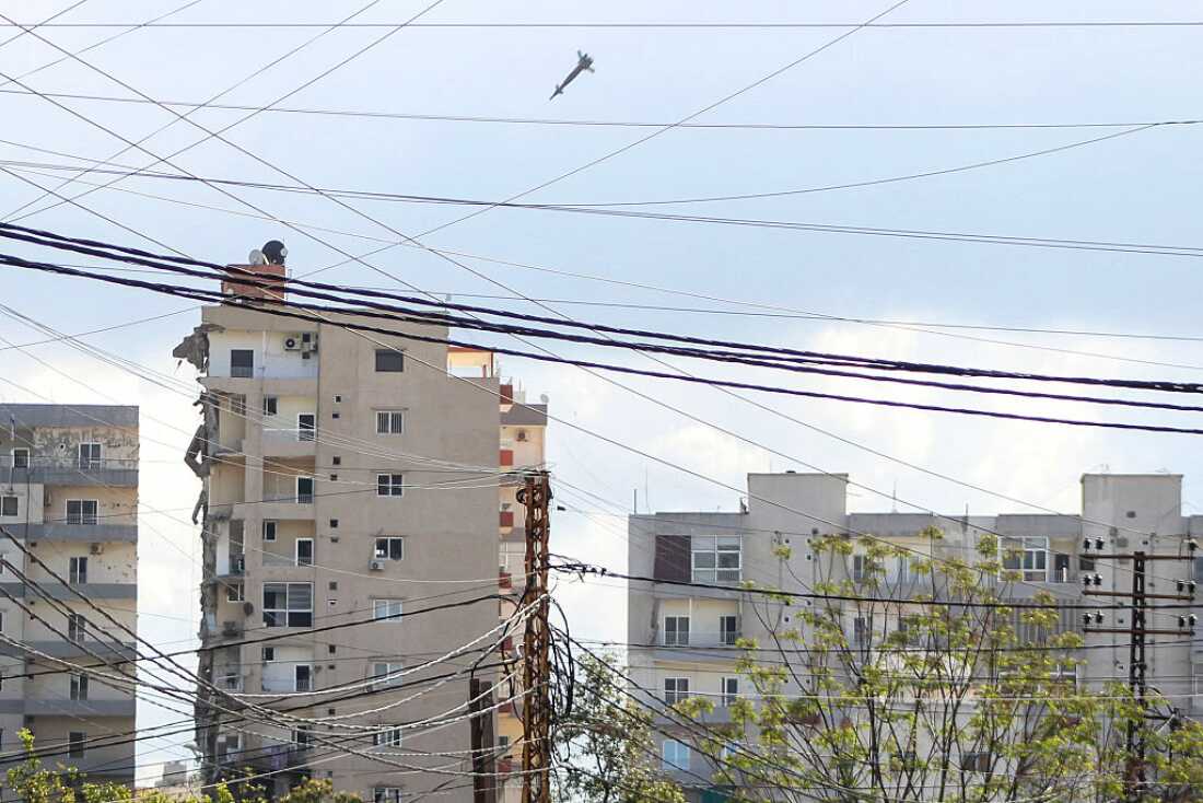 Se ve un proyectil momentos antes de impactar un edificio durante un ataque aéreo israelí en la zona de Abbasiyeh, en las afueras de la ciudad de Tiro, en el sur del Líbano, el 8 de abril de 2026.
