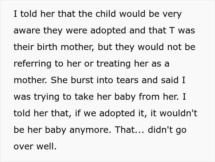 Texto sobre una mujer que quiere que su hermano adopte a su bebé, con tensión por parte de la cuñada sobre el papel de la maternidad.