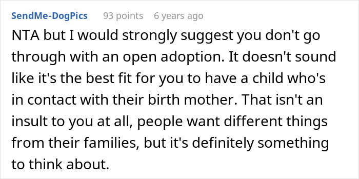 Comentario desaconsejando la adopción abierta, discutiendo el contacto de la madre y las preferencias familiares en disputas de adopción.
