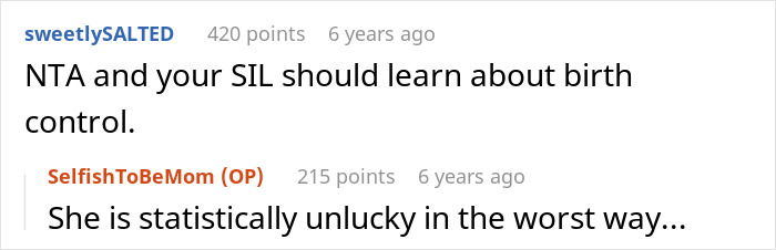 Captura de pantalla de una discusión en Reddit sobre una mujer que quiere que su hermano adopte a su bebé y tiene un conflicto con su cuñada.
