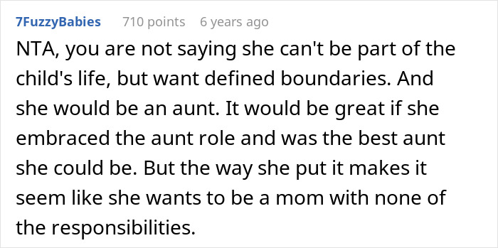 Comente sobre una mujer que quiere que su hermano adopte a su bebé y un conflicto con su cuñada sobre los roles de maternidad.