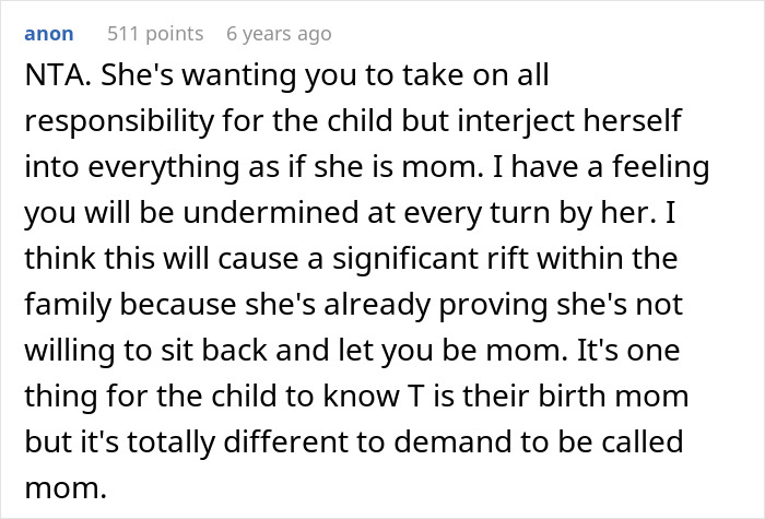 Comente sobre una mujer que quiere que su hermano adopte a su bebé y un conflicto con su cuñada sobre su papel de madre.