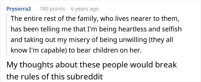 Captura de pantalla de un comentario de Reddit sobre tensiones familiares relacionadas con la adopción y disputas sobre los roles de maternidad.