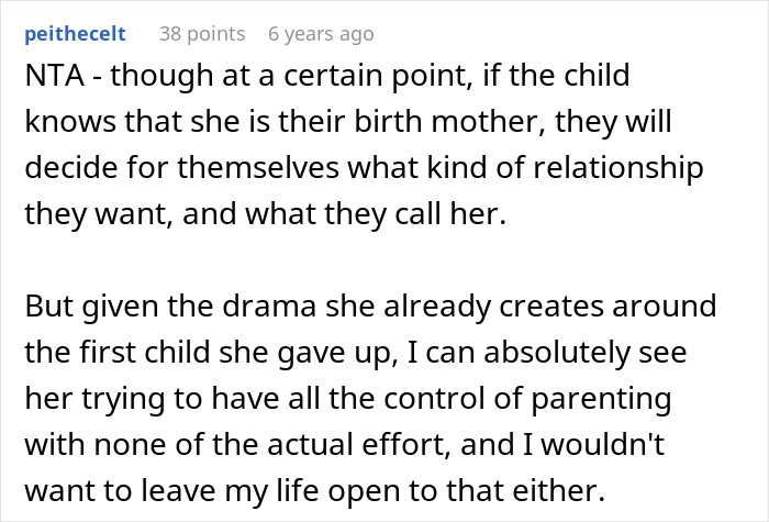 Comente sobre una mujer que quiere que su hermano adopte a su bebé y el consiguiente conflicto de paternidad con su cuñada.