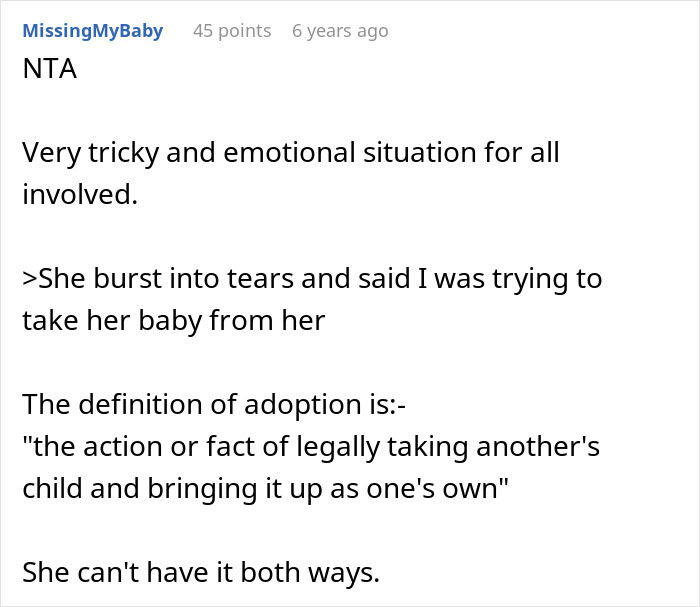 Conversación de texto sobre una mujer que quiere que su hermano adopte a su bebé y un conflicto con su cuñada por la maternidad.