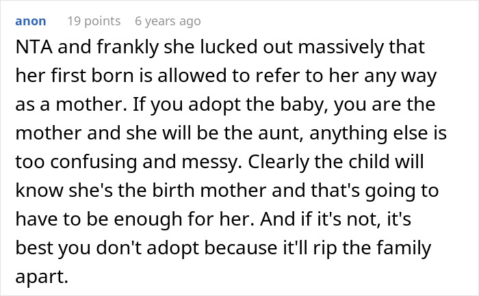 Comente sobre una mujer que quiere que su hermano adopte a su bebé y un conflicto con su cuñada sobre los roles de maternidad.