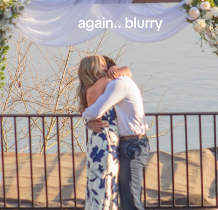 Pareja abrazándose en fotos de compromiso borrosas. Mujer comparte horribles fotos de compromiso. Le pagaron 725 dólares con una desconcertante excusa de fotógrafo.