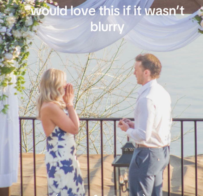 Una mujer comparte fotos de compromiso borrosas y horribles por las que pagó 725 dólares, dejando a la gente desconcertada por la excusa del fotógrafo.