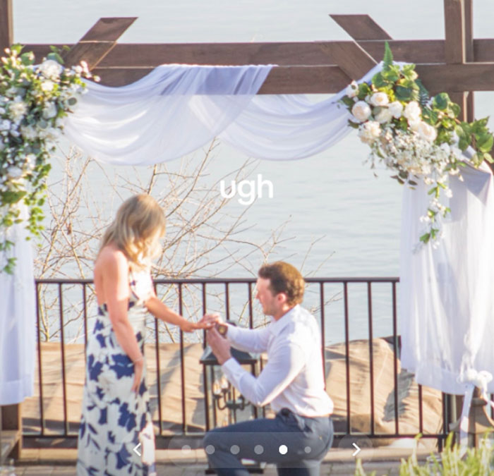 Pareja en un compromiso al aire libre con fotografías borrosas y mal enmarcadas compartidas después de pagar $725 por la fotografía.