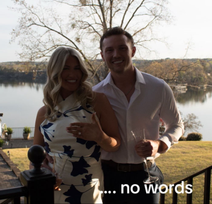 Pareja posando en fotografías de compromiso mal iluminadas compartidas por una mujer que pagó 725 dólares, dejando a la gente desconcertada por la excusa del fotógrafo.