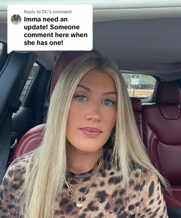 Mujer con camisa con estampado de leopardo sentada en un auto, compartiendo su experiencia con horribles fotos de compromiso que cuestan $725.