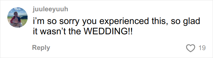 Comentario expresando condolencia por una mala experiencia con las fotos de compromiso, destacando el alivio de que no fuera el día de la boda.