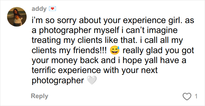 Comentario de usuario que expresa simpatía por las horribles fotos de compromiso de una mujer y menciona experiencias de fotógrafos.