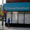 Un cartel cuelga sobre el frente de una clínica de Planned Parenthood el 18 de mayo de 2018 en Chicago, Illinois.