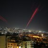 Las balas trazadoras iluminan el cielo nocturno mientras la gente dispara munición real y fuegos artificiales al aire cuando comenzaba un alto el fuego entre Israel y Hezbollah, en Beirut, Líbano, en las primeras horas del viernes.