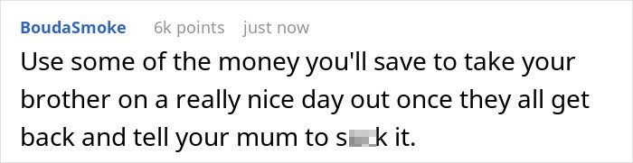 Captura de pantalla de un comentario en las redes sociales que analiza el dilema de una mujer con su madre controlando la forma en que duerme con su futura esposa.