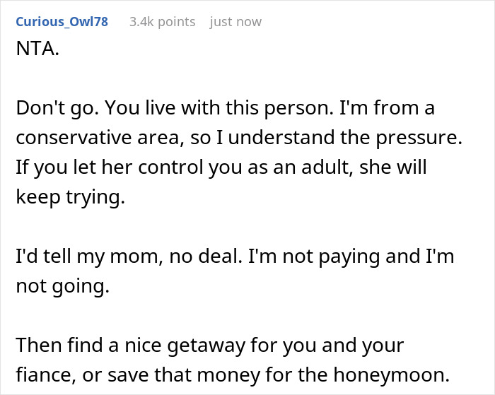 Una mujer se enfrenta a un dilema cuando la madre controla la forma en que duerme con su futura esposa antes de la boda, lo que genera tensión.