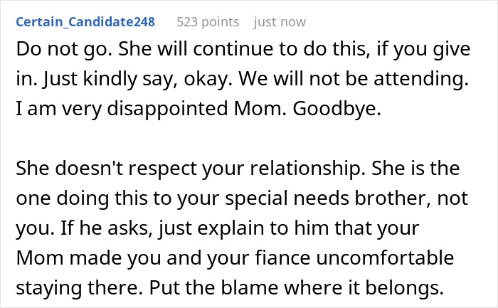 Conversación por mensaje de texto sobre una mujer que enfrenta un dilema mientras su madre controla la forma en que duerme con su futura esposa.
