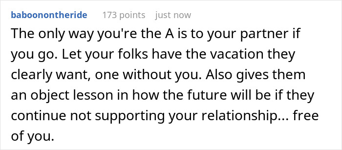 Comente sobre una mujer que enfrenta un dilema cuando la madre controla la disposición para dormir con su futura esposa en una discusión sobre un conflicto de relación.